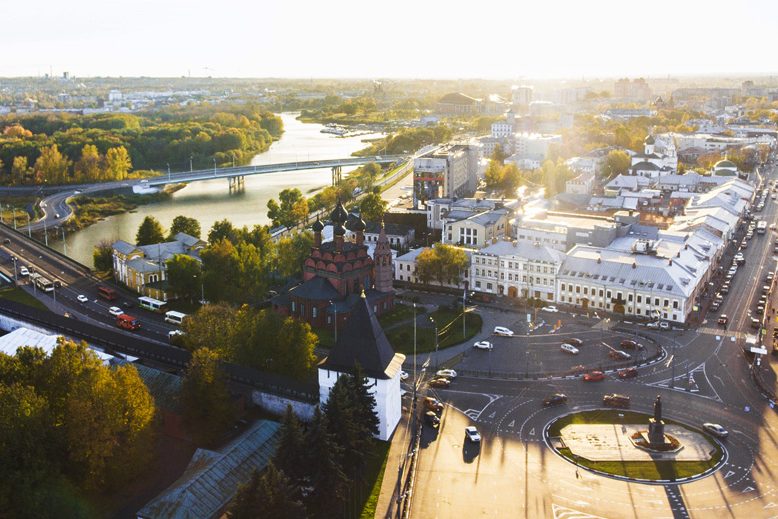 Город возник благодаря. Ярославль панорама. Ярославль центр города лето. Обзорная площадь Ярославль. Центральная часть Ярославля.